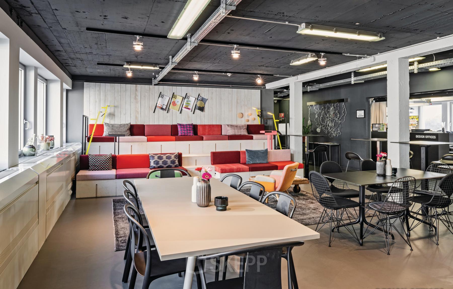 Modernes, möbliertes Büro in der Barckhausstraße 1, Frankfurt Westend, mit hellen Farben und gemütlichen Sitzbereichen. Perfekt für Teamarbeit und informelle Meetings.