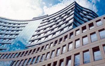 Architektonisch beeindruckende Außenansicht des Bürogebäudes in Frankfurt-Westend