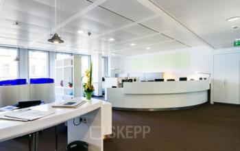 Moderner Empfangsbereich des Business Centers in Frankfurt Westend, An der Welle