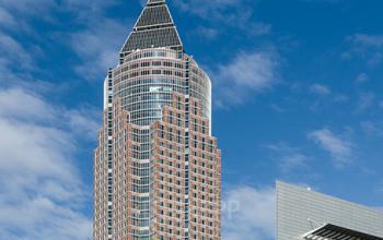 Eindrucksvolle Außenansicht des Messeturms in Frankfurt-Westend
