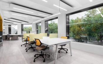 Moderner Büroraum mieten in Rue de Lyon 77, Genf Les Charmilles, mit großen Fenstern, Schreibtischen und Stühlen.