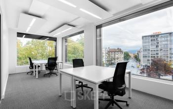 Moderner Büroraum mieten in Rue de Lyon 77, Genf Les Charmilles, mit großen Fenstern und Schreibtischen mit Bürostühlen.