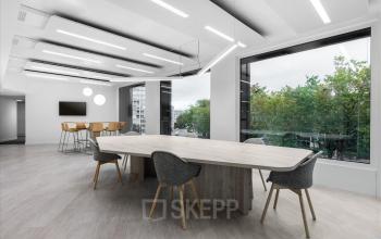 Moderner Büroraum in Rue de Lyon 77, Genf Les Charmilles, zur Miete mit großem Konferenztisch und großen Fenstern mit Blick auf das Grüne.