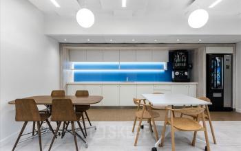 Modernes Büro in der Rue de Lyon 77, Genf Les Charmilles, mit mehreren Tischen und Stühlen, ideal zum Bürofläche mieten.