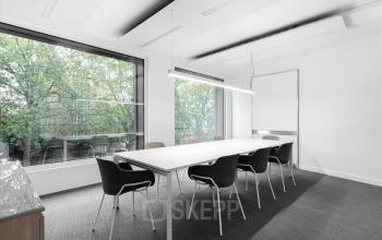 Moderne, helle Bürofläche mieten im Gebäude Rue de Lyon 77, Genf Les Charmilles, mit großen Fenstern und minimalistischer Einrichtung.