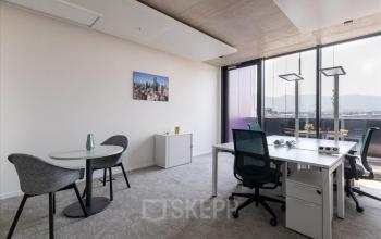 Modernes Büroraum mieten in Esplanade de Pont-Rouge 4, Genf Grand-Lancy, helles Zimmer mit Büromöbeln und Aussicht.