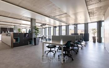 Modern gestaltete Bürofläche mieten in Genf Grand-Lancy, Esplanade de Pont-Rouge 4, mit offenem Grundriss und eleganter Einrichtung.