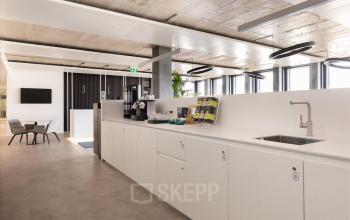 Modern gestaltete Büroküche in Esplanade de Pont-Rouge 4, Genf Grand-Lancy, zur Verstärkung deines Business bei der Suche nach einer Büroraum mieten.