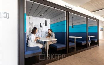 Moderne Büroräume mieten in Genf Grand-Lancy, Esplanade de Pont-Rouge 4, mit Personen bei einer Besprechung.