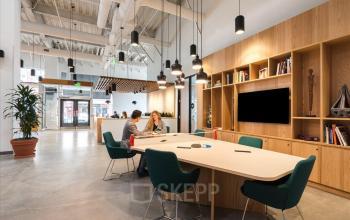 Moderne Bürofläche mieten im Zentrum von Genf, Quai de l'Île 13, mit Arbeitsbereich und Besprechungsecke.