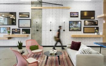 Moderne und stilvolle Lounge-Ecke in einem Büro in Genf Innenstadt am Quai de l'Île 13, mit gemütlicher Sitzecke und Wanddekor.