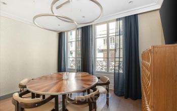 Modern gestalteter Besprechungsraum zum Bürofläche mieten in Genf Innenstadt, Place de la Fusterie 12, mit Holztisch und bequemen Stühlen.