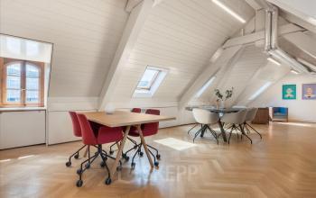 Helles Büro mit moderner Einrichtung zum mieten in der Place de la Fusterie 12, Genf Innenstadt, mit Holzboden und Dachfenstern