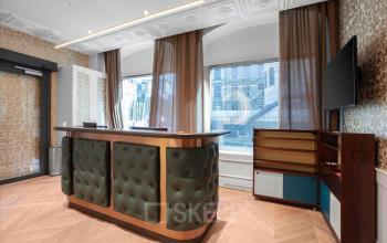 Eleganter Empfangsbereich im Büroraum mieten, Place de la Fusterie 12, Genf Innenstadt, mit dekorativen Stuckdecken und stilvollen Möbeln.