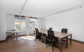 Moderne Büroräume zur Miete am Place de la Fusterie 12 in Genf Innenstadt, ideal für professionelle Geschäftstätigkeiten.