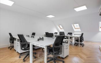 Hell erleuchteter Büroraum mieten im Herzen von Genf Innenstadt, Place de la Fusterie 12, mit modernen Arbeitsplätzen und Fenstern.