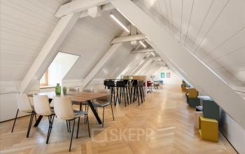 Moderne Bürofläche mieten in Genf Innenstadt, Place de la Fusterie 12, mit hellem offenen Floorplan, stilvoller Einrichtung und Holzboden.