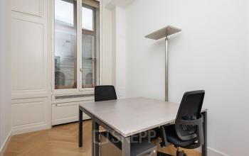 Modern eingerichtetes Büro in der Place de la Fusterie 12, Genf Innenstadt, ideal für professionelles Büroraum mieten.