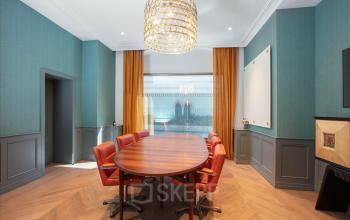 Geräumiger büroraum mieten in Genf Innenstadt, Place de la Synagogue 5, mit großem Konferenztisch und stilvoller Beleuchtung