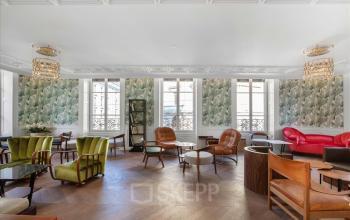 Modern gestalteter Büroraum mieten in Place de la Synagogue 5, Genf Innenstadt, mit eleganten Möbeln und heller Atmosphäre.