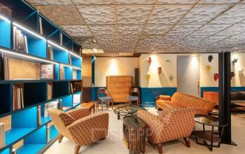 Modern gestalteter büroraum mieten in Genf Innenstadt, Place de la Synagogue 5, mit eleganten Möbeln und Regalen.