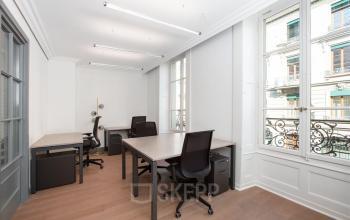 Helles Büro in Place de la Synagogue 5, Genf Innenstadt, mit modernen Arbeitsplätzen am Fenster für vier Personen. Bürofläche mieten.