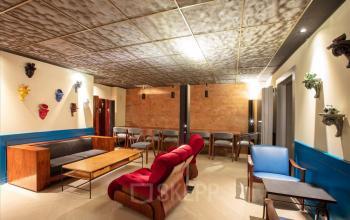 Heller und modern eingerichteter Büroraum mieten in Place de la Synagogue 5, Genf Innenstadt, mit bequemen Sitzgelegenheiten und stilvoller Beleuchtung.