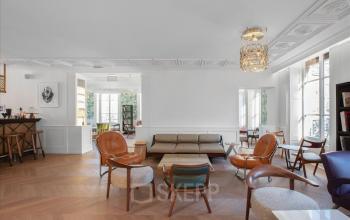 Modern gestalteter Büroraum mieten in Place de la Synagogue 5, Genf Innenstadt, mit eleganten Sitzmöglichkeiten und harmonischer Beleuchtung