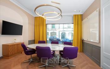 Moderne Bürofläche mieten in Genf Innenstadt, Place de la Synagogue 5, mit eleganter Einrichtung und Besprechungstisch.