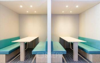 Modern gestaltete Büroraum in Rue du Commerce 4, Genf Innenstadt, ideal für Teams, die Flexibilität und Komfort suchen.