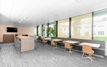 Moderne Bürofläche mieten an der Rue du Commerce 4 in Genf Innenstadt, mit großflächigen Fenstern und hellem Interieur.