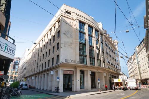 Moderne Bürofläche mieten in Rue du Commerce 4, Genf Innenstadt, mit urbaner Architektur.