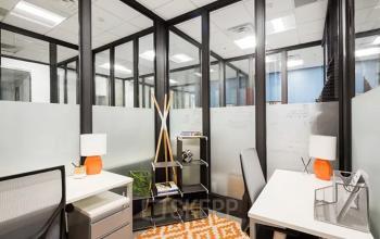 Modernes Büro zur Miete in der Rue de Lausanne 15, Genf Innenstadt mit zwei Schreibtischen und Trennwänden.