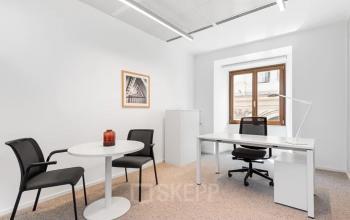 Möbliertes Büro in Rue de Lausanne 15, Genf Innenstadt, mit großem Fenster, Schreibtisch und Besprechungstisch.