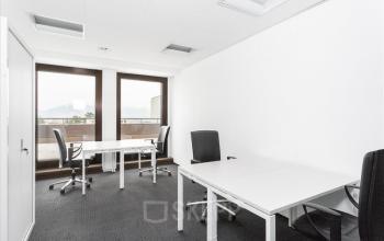 Modern eingerichteter Büroraum mit weißen Wänden und großzügiger Fensterfront in Avenue Louis-Casaï 18, Genf Le Mervelet