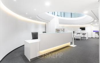 Modern gestaltete Empfangshalle im Bürogebäude Avenue Louis-Casaï 18, Genf Le Mervelet, ideal für den ersten Eindruck bei Büroraum mieten.