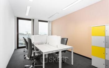 Heller Büroraum mieten in Avenue Louis-Casaï 18, Genf Le Mervelet, mit modernen Möbeln und Blick nach draußen.