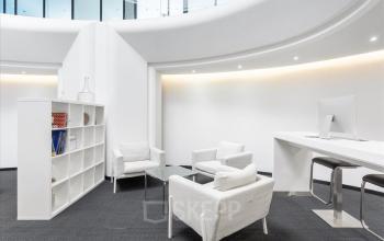 Modern gestalteter Büroraum mieten in Avenue Louis-Casaï 18, Genf Le Mervelet, mit Sitzbereich und Arbeitsplätzen.