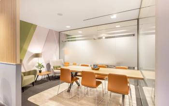 Modernes und helles Besprechungszimmer im Büro in Rue du Pré-de-la-Bichette 1, Genf Les Genets mit großer Tafel und komfortablen Stühlen.