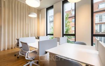 Modern eingerichteter Büroraum zum Mieten in der Rue du Pré-de-la-Bichette 1, Genf Les Genets, mit großzügiger Fensterfront und stilvollen Arbeitsplätzen.