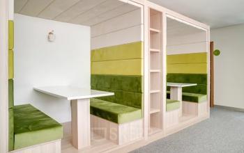 Moderne Bürofläche mieten in Genf Les Genets, Rue du Pré-de-la-Bichette 1, mit gemütlichen Sitznischen und stilvoller Einrichtung.