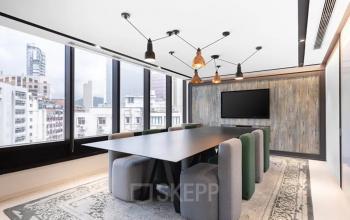 Modernes, helles Konferenzraum-Design in Genf Les Genets, Rue du Pré-de-la-Bichette 1 mit eleganter Büroausstattung ideal für geschäftliche Besprechungen.