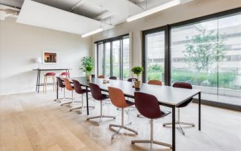 Modern gestalteter Konferenzraum mit langem Tisch und Stühlen in bürofläche mieten, Route de Pre-Bois 14, Genf Meyrin.