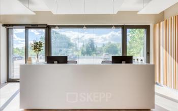Heller Empfangsbereich mit modernem Tresen im Bürofläche mieten in Genf-Meyrin, Route de Pre-Bois 14.
