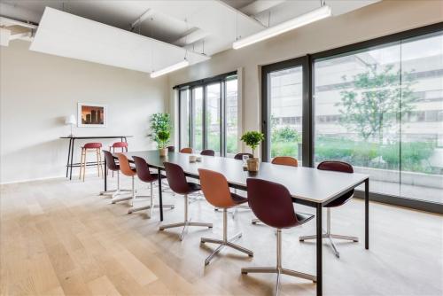 Modern gestalteter Konferenzraum mit langem Tisch und Stühlen in bürofläche mieten, Route de Pre-Bois 14, Genf Meyrin.