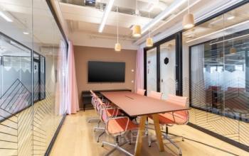 Moderne Büroräume mieten im Place Casa-Bamba 1-3 in Genf Vernier mit Konferenztisch und Designerbeleuchtung.