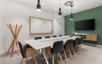 Modern eingerichteter Konferenzraum zur Bürofläche mieten in Place Casa-Bamba 1-3, Genf Vernier, mit großem Tisch und Bestuhlung.