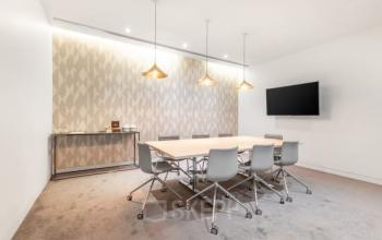 Moderne Bürofläche mieten in Place Casa-Bamba 1-3, Genf Vernier, mit stilvollem Konferenztisch und harmonischer Beleuchtung.