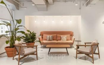 Modern eingerichteter Lounge-Bereich im Büro in Place Casa-Bamba 1-3, Genf Vernier, ideal für entspannte Geschäftsgespräche.