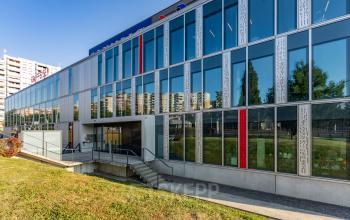 Modernes Bürogebäude in der Route de Meyrin 123, Genf. Große Glasfassade mit zeitgemäßem Design, ideale Lage zum Büro mieten in genf-vernier.